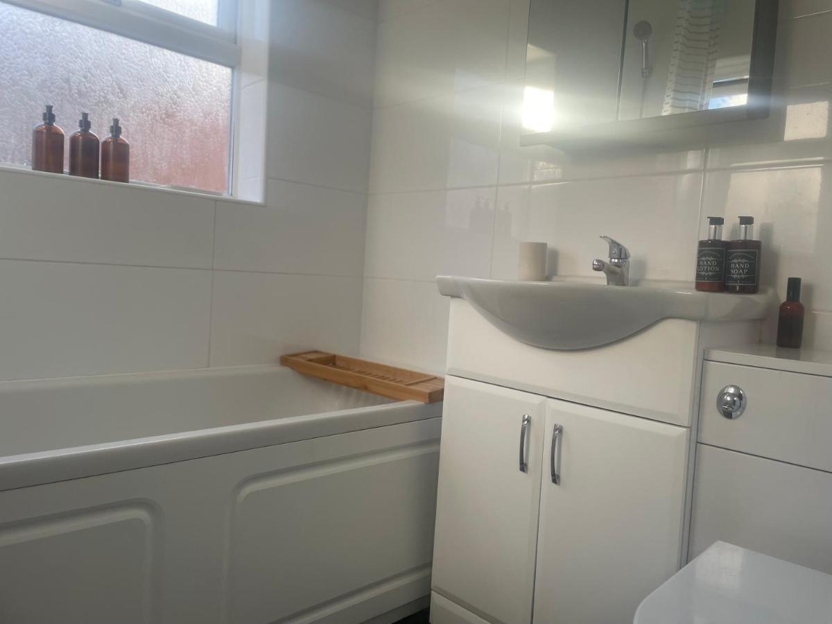 Home Sweet Home In Rg1 With Free Parking Reading Exterior photo